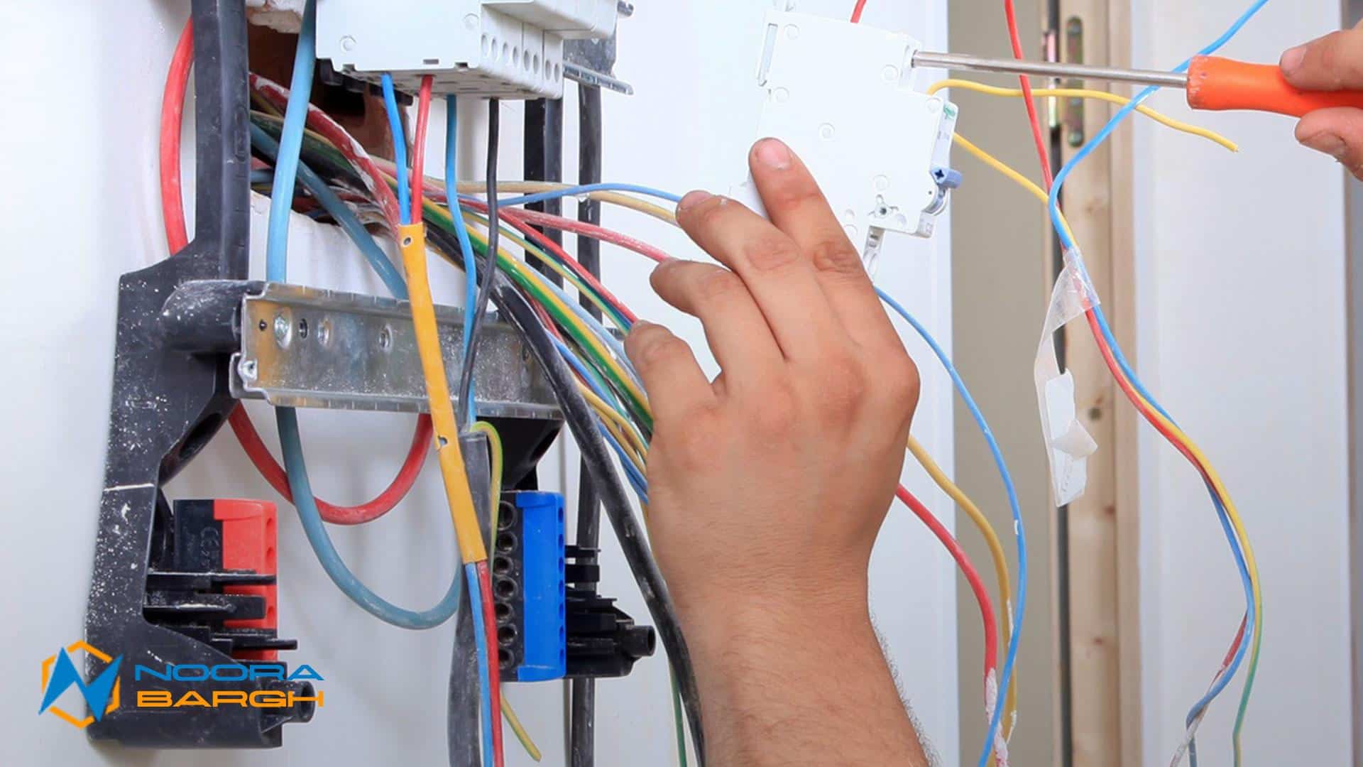 نمونهای از سیمکشی با رعایت رنگبندی استاندارد در تابلو برق ساختمان