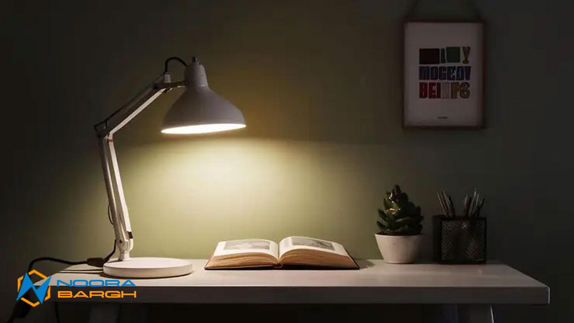 استفاده از چراغ مطالعه برای خواندن کتاب